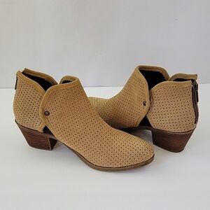 Adam Tucker by Me Too Tabbie Ankle Boots Tan Size 6.5